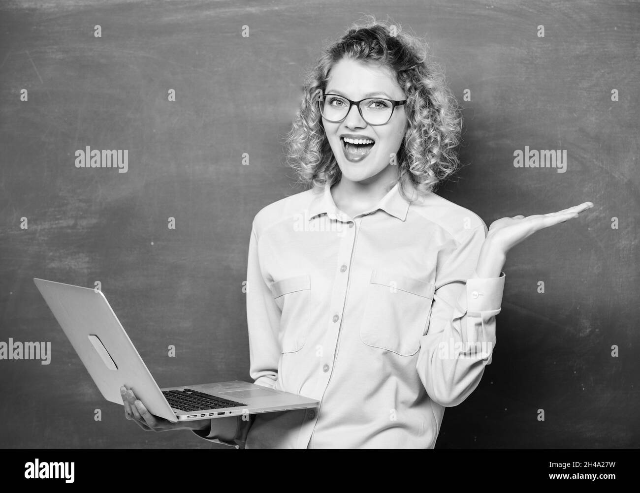 École en ligne.Cours en ligne d'enseignement.Étudier en ligne.Arrière-plan du tableau noir du carnet du professeur.Femme surfant sur Internet.Technologie numérique.Moderne Banque D'Images