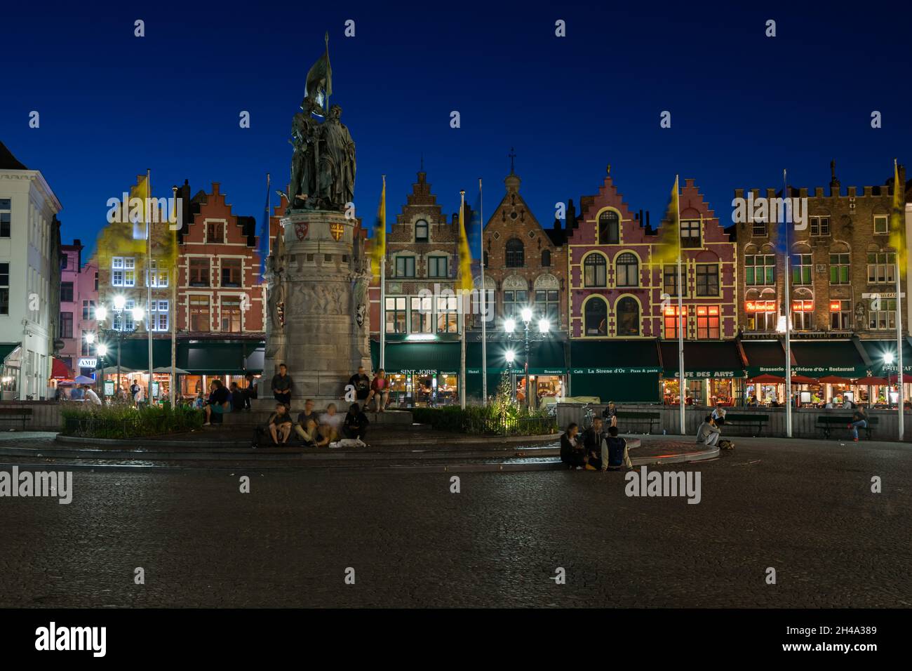 L'ancienne place du marché de nuit en été, Bruges, Flandre, Belgique, juillet 2017 Banque D'Images