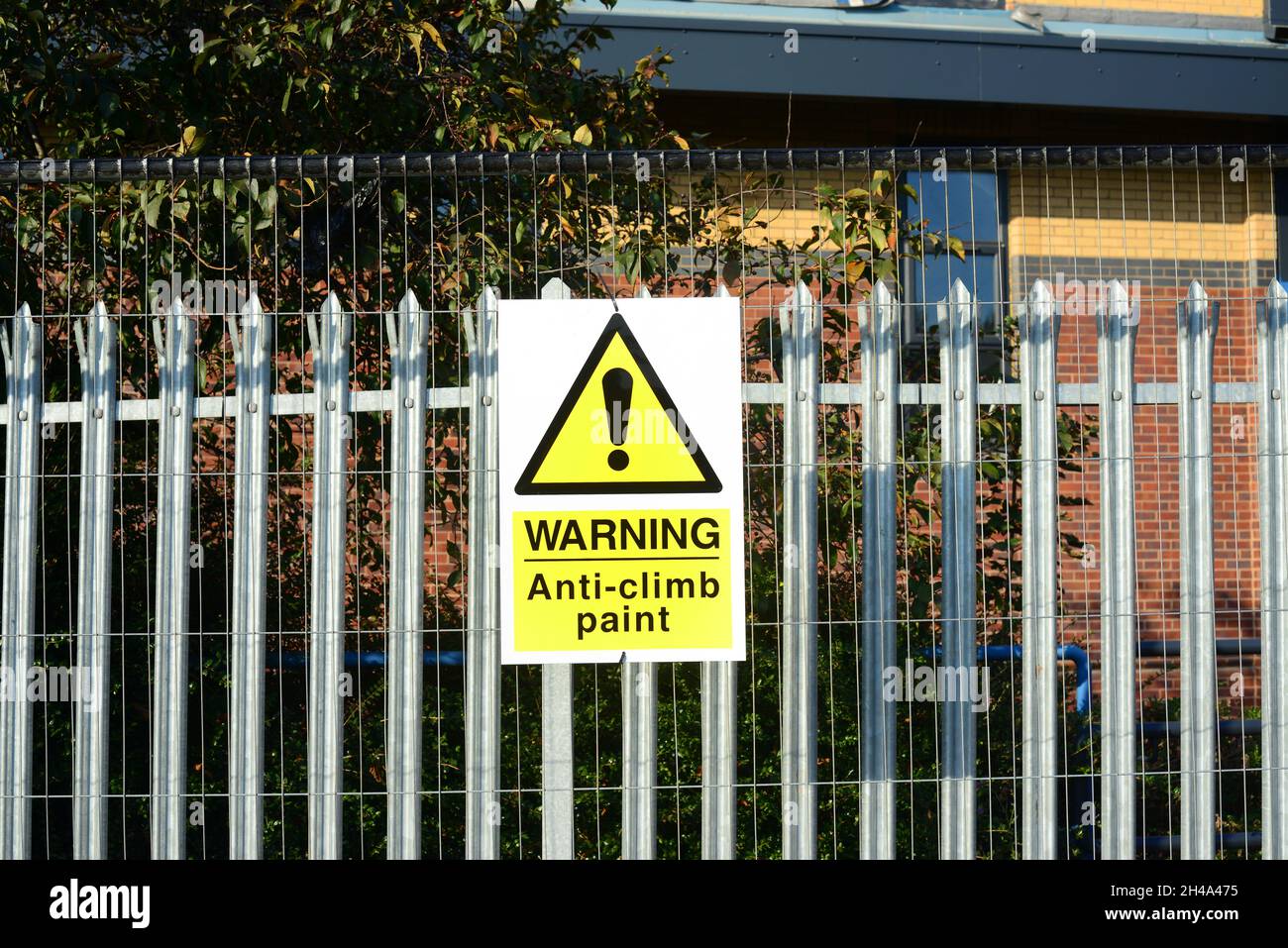 signe d'avertissement de peinture anti-escalade sur la clôture à l'extérieur du chantier leeds royaume-uni Banque D'Images