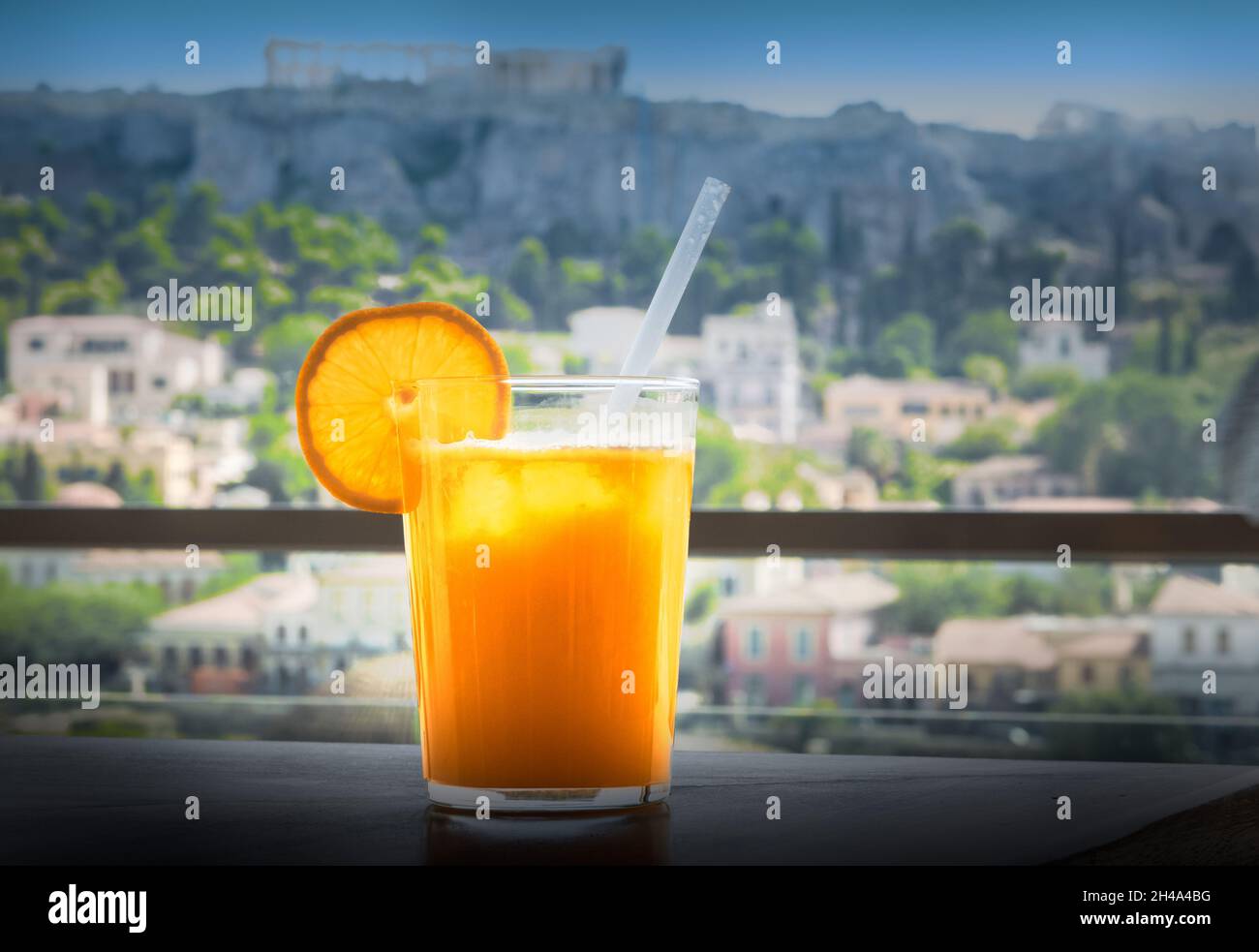 Verre de jus d'orange frais sur la table à l'extérieur. Banque D'Images