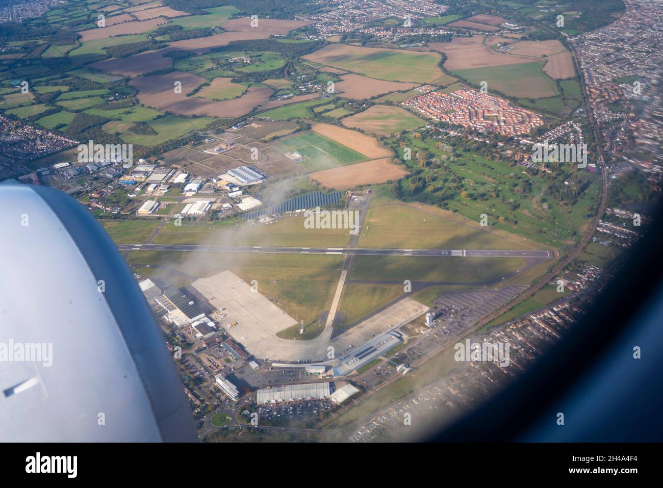 Aéroport de Londres Southend, Essex, Royaume-Uni, vu de la fenêtre d'un avion Ryanair Boeing 737 se joignant au vol pour atterrir.Pistes Banque D'Images