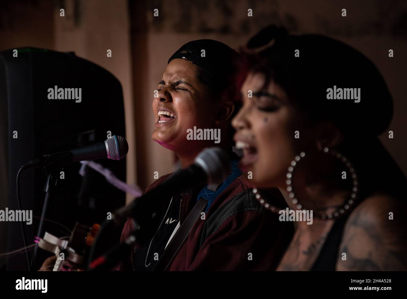 Luanna Angelica et Taysa Carvalho, deux artistes qui chantent à l'événement, Red Witches Night, un événement d'Halloween politiquement ciblé contre le Président Bolso Banque D'Images