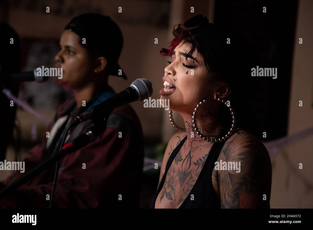 Luanna Angelica et Taysa Carvalho, deux artistes qui chantent à l'événement, Red Witches Night, un événement d'Halloween politiquement ciblé contre le Président Bolso Banque D'Images