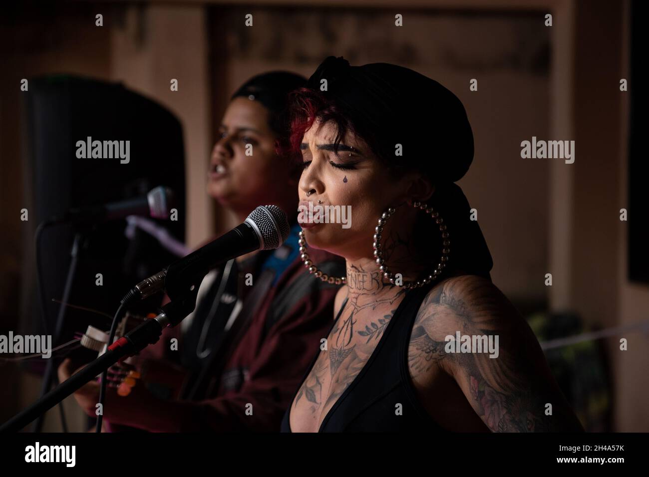 Luanna Angelica et Taysa Carvalho, deux artistes qui chantent à l'événement, Red Witches Night, un événement d'Halloween politiquement ciblé contre le Président Bolso Banque D'Images