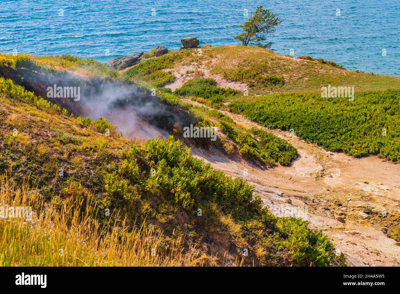 Des fumeroles ou des évents à vapeur le long du rivage du lac Yellowstone, façonnés par des processus géologiques Banque D'Images