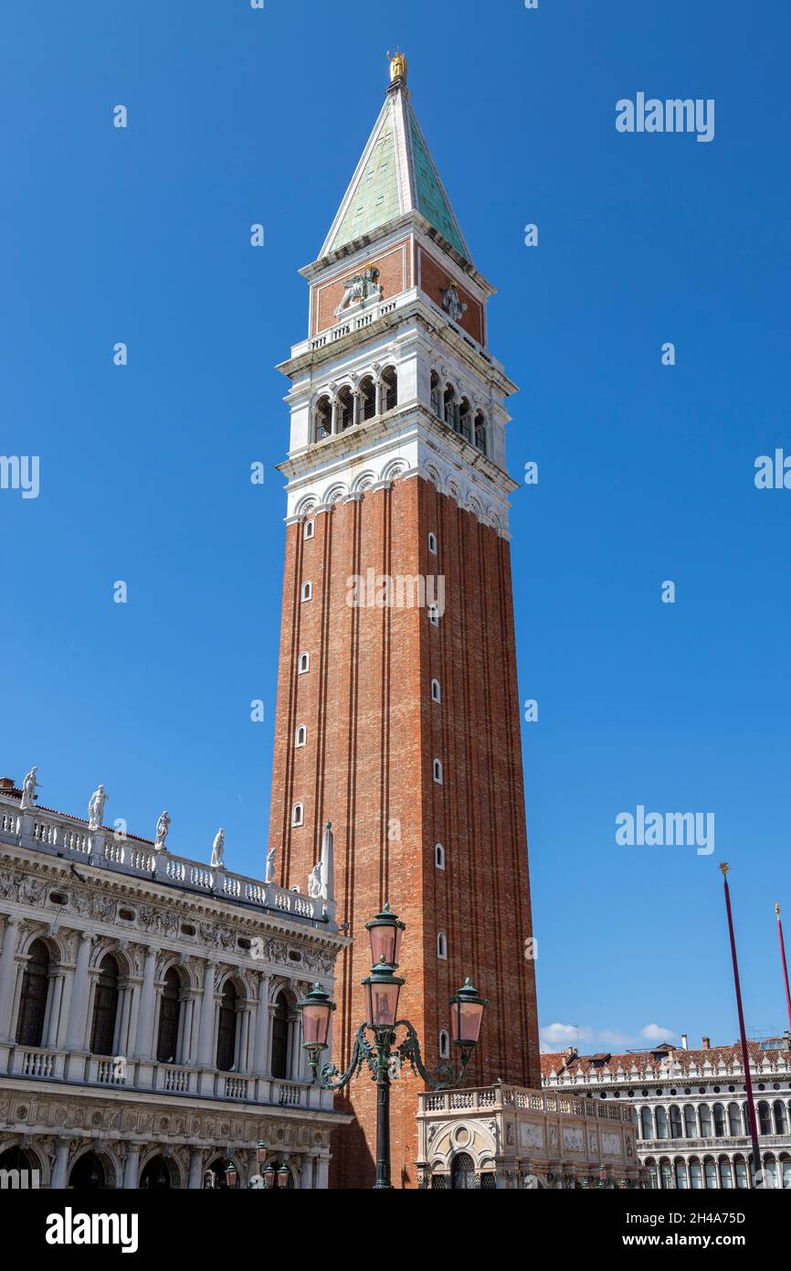 Vue sur le clocher de San Marco, qui est l'un des symboles les plus importants de la ville de Venise. Banque D'Images
