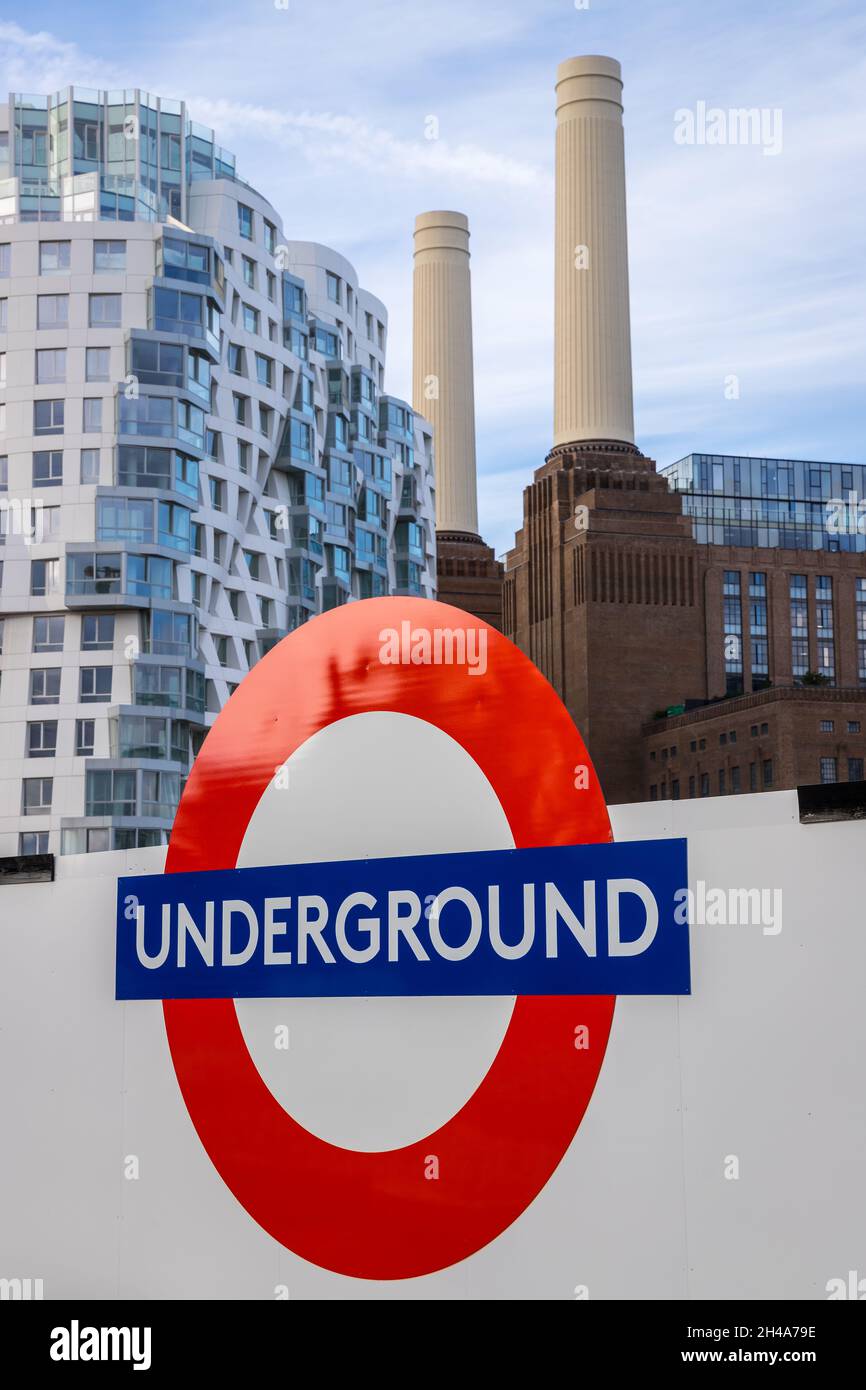 Nouveau panneau et station de métro à la station électrique de Battersea Banque D'Images