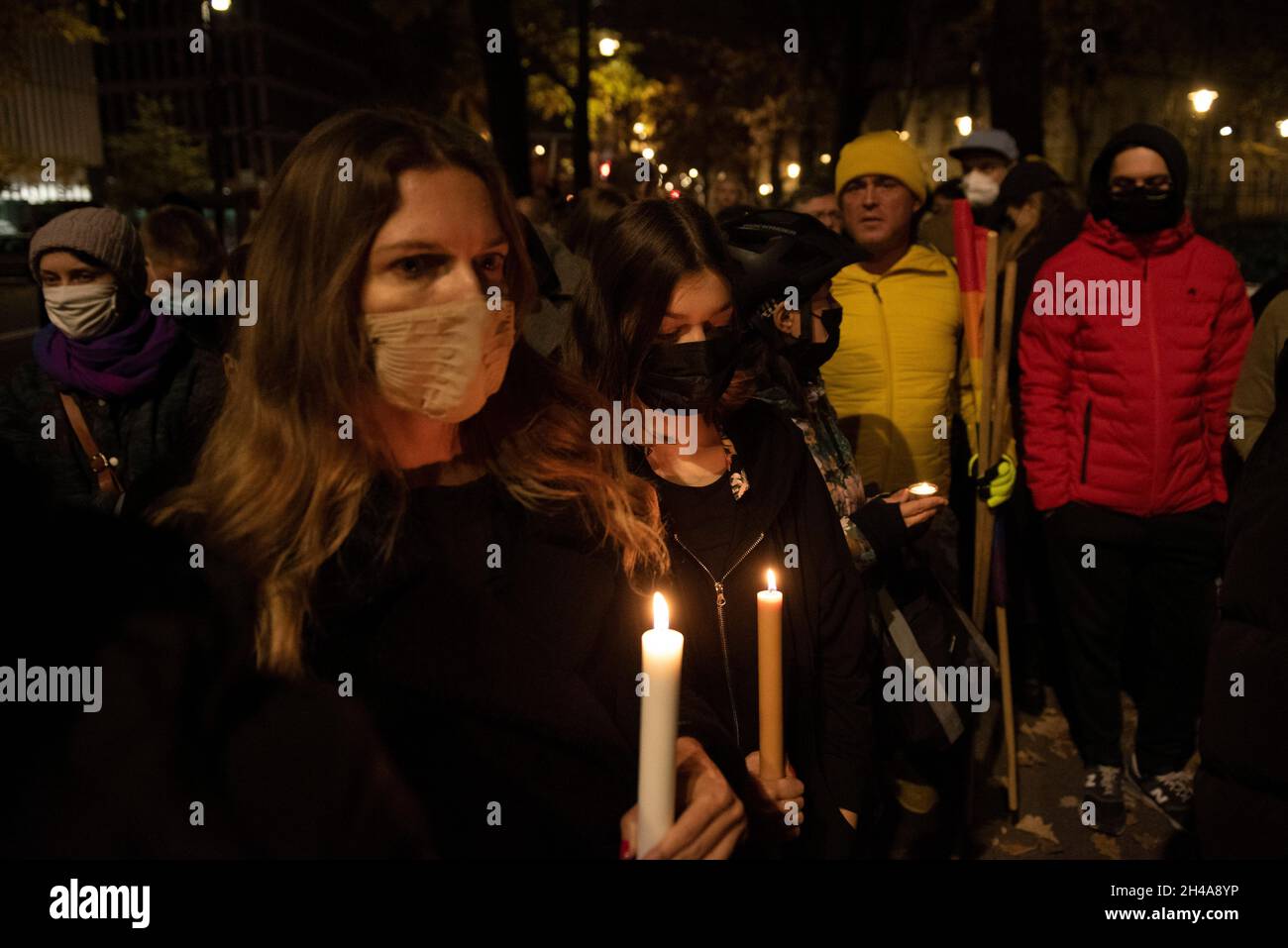 Varsovie, Varsovie, Pologne.1er novembre 2021.Le 1er novembre 2021 à Varsovie, en Pologne, les personnes en deuil tiennent des bougies allumées à côté du Tribunal constitutionnel.Quelques centaines de personnes se sont ralliées devant le Tribunal constitutionnel de Varsovie en posant des bougies allumées sous le slogan "pas un plus" après la mort d'une femme à la 22e semaine de grossesse à cause d'un choc septique, comme l'a communiqué le procureur général Jolanta Budzowska sur le tweeter le 29 octobre 2021.Mme Budzwoska, ainsi que des organisations pro-choix, accusent la décision du Tribunal constitutionnel de mettre fin à l'avortement comme principale cause de la mort de la femme. Banque D'Images