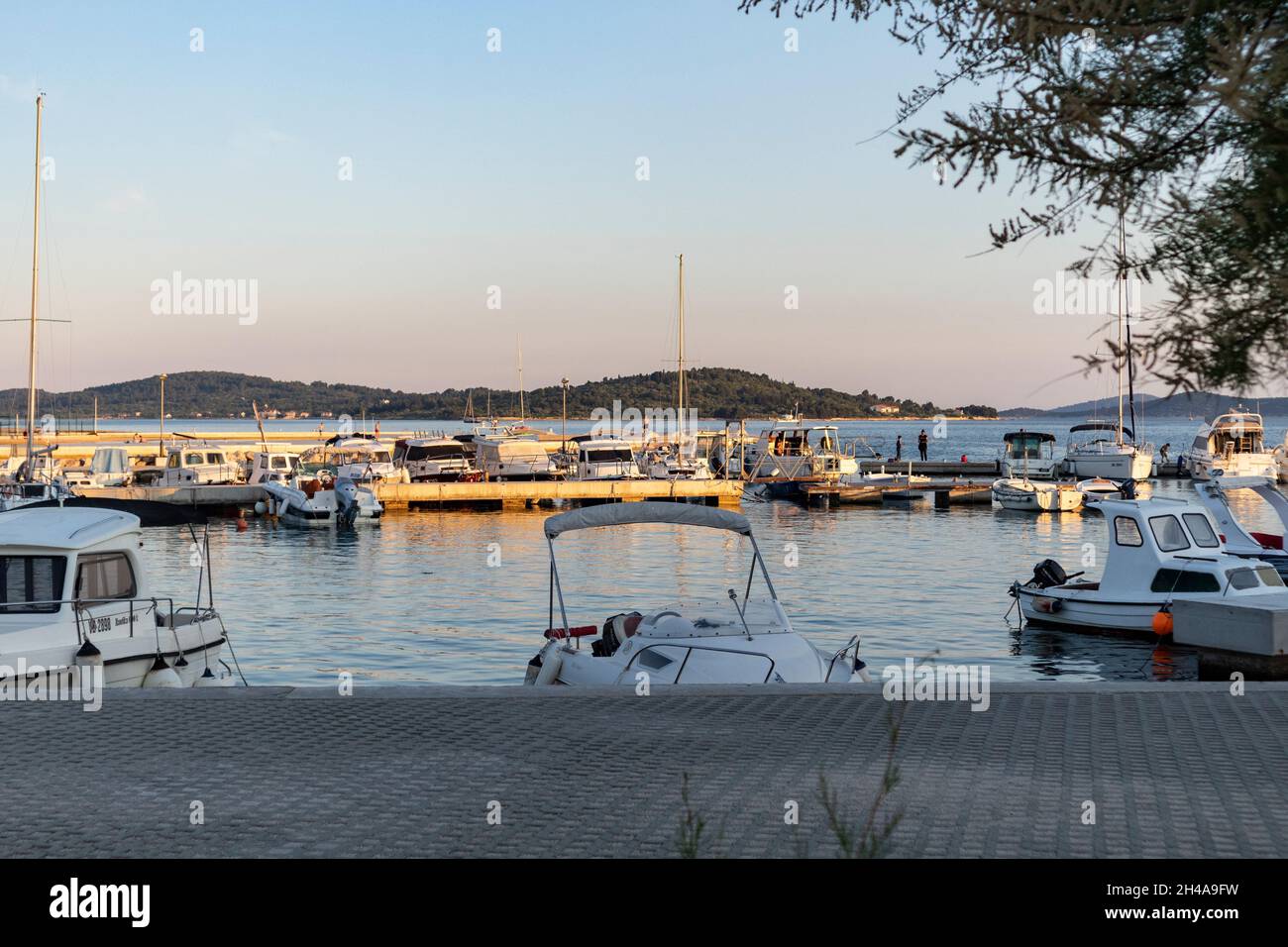 Vodice, Croatie - 5 juin 2021 : magnifique coucher de soleil sur Vodice, petite ville de pêche sur la côte adriatique et port avec bateaux ancrés dans la baie Banque D'Images