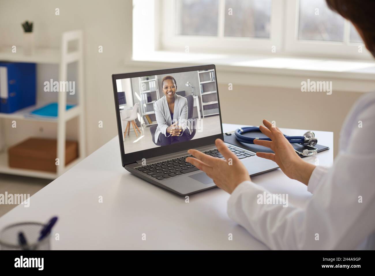 Médecin professionnel donnant une consultation en ligne au patient par appel vidéo sur ordinateur portable Banque D'Images