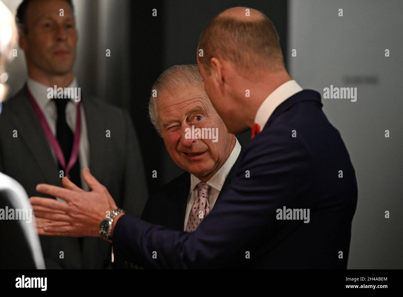 Le prince de Galles réagit en parlant avec le duc de Cambridge (à droite) à la distillerie Clydeside, Glasgow,Lors d'une réception pour les membres clés de l'Initiative des marchés durables et les gagnants et finalistes des premiers Prix Earthshot, la Conférence COP26 des Nations Unies sur les changements climatiques se tiendra à Glasgow.Date de la photo : lundi 1er novembre 2021. Banque D'Images