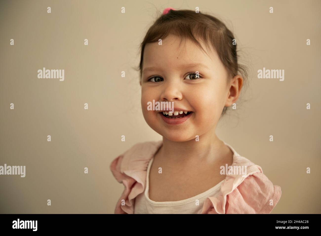 Adorable petite fille heureuse souriant d'oreille en oreille Banque D'Images