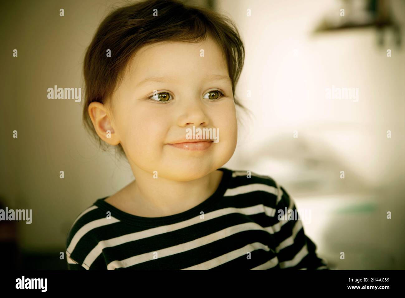 Adorable petite fille avec un sourire mignon Banque D'Images