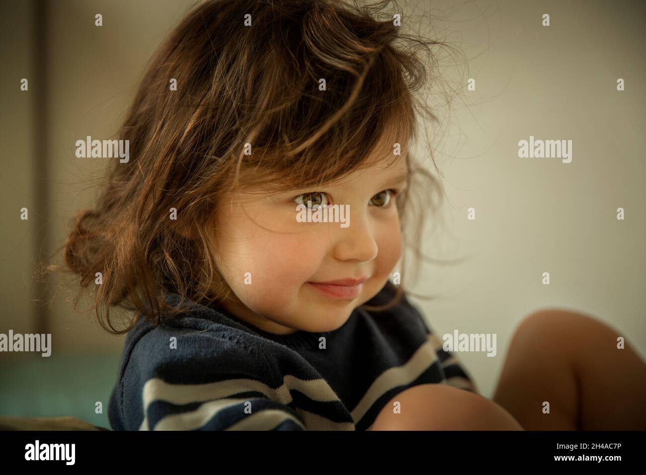 Adorable petite fille souriant portrait Banque D'Images