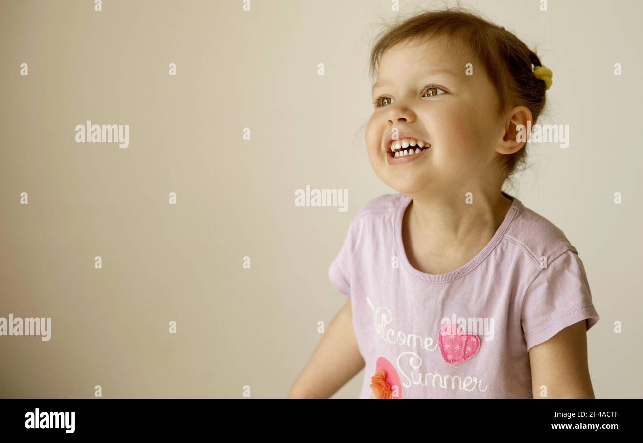 Portrait de bébé fille en train de rire insouciante Banque D'Images