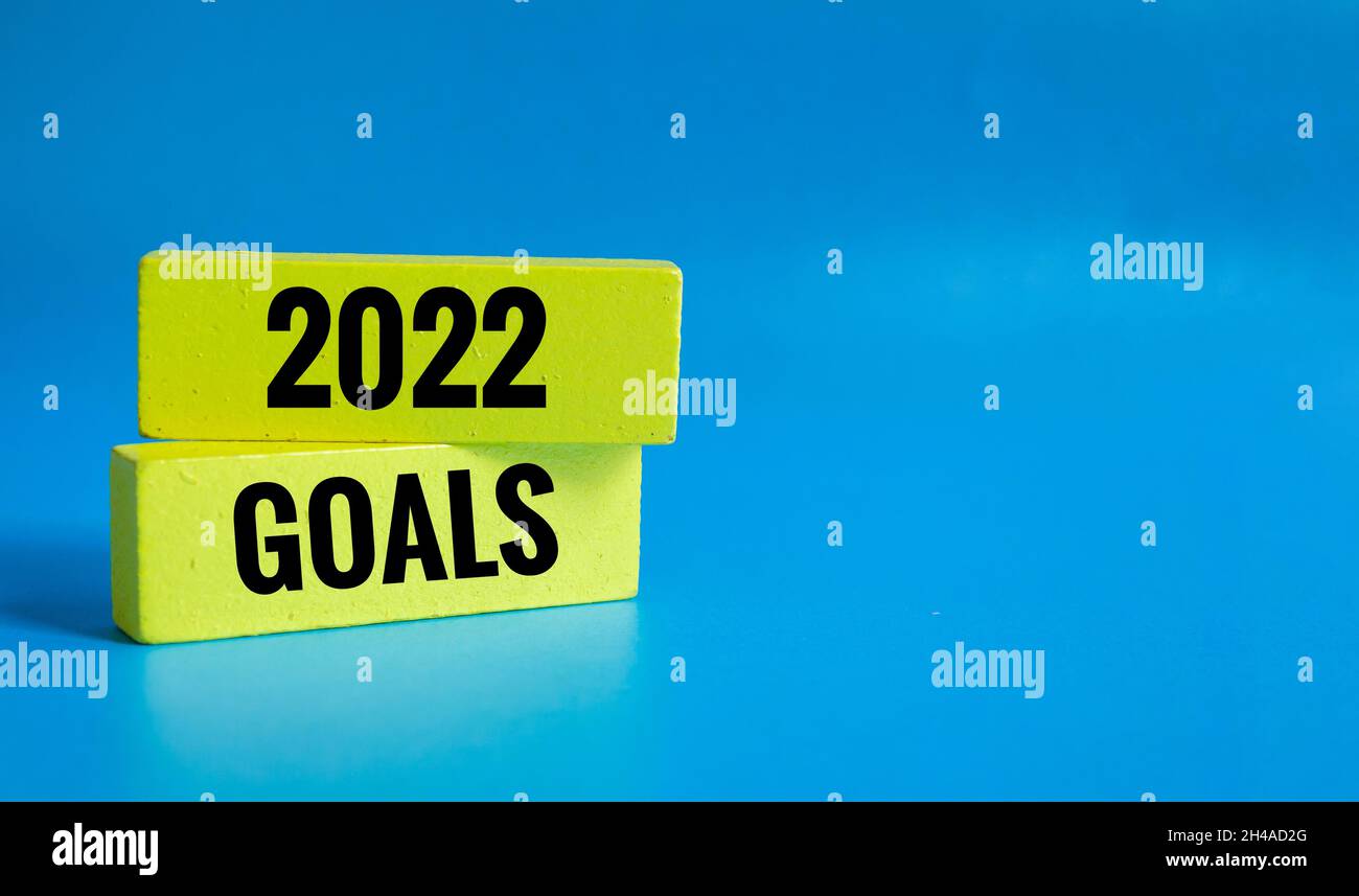 concept des objectifs de la nouvelle année 2022, blocs de bois jaunes empilés avec 2022 buts écrits dessus.Copiez l'espace pour votre texte. Banque D'Images