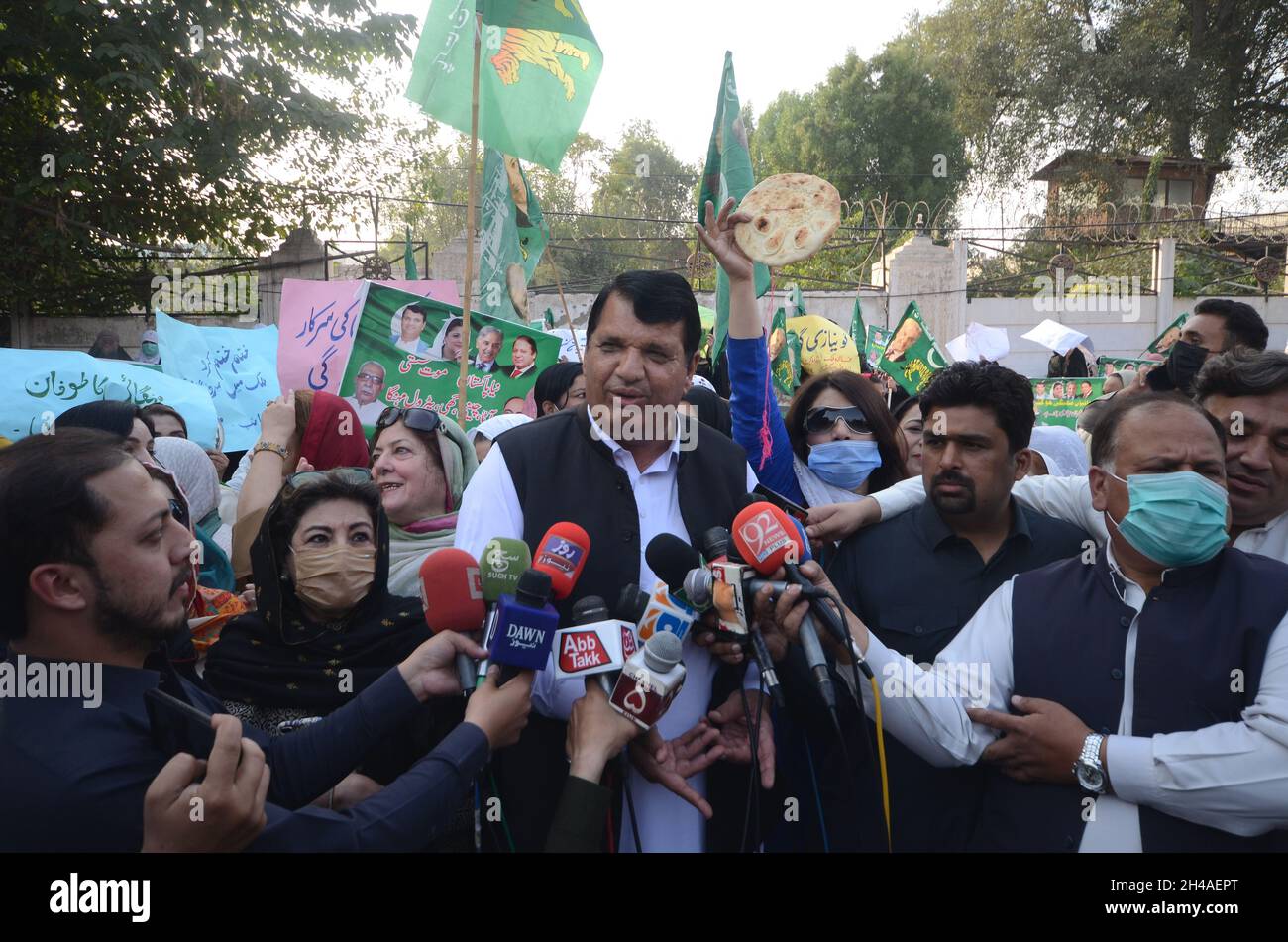 Peshawar, Pakistan.1er novembre 2021.Pakistan Muslim League-Nawaz KP chapitre le chef Amir Muqam à la tête de la PML N aile de protestation contre la hausse des prix en dehors du club de presse de Peshawar.(Photo de Hussain Ali/Pacific Press/Sipa USA) crédit: SIPA USA/Alay Live News Banque D'Images