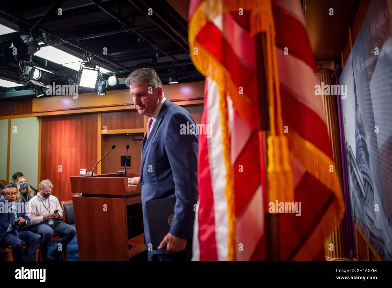 Le sénateur américain Joe Manchin III (démocrate de la Virginie-Occidentale) tient une brève conférence de presse au Capitole des États-Unis à Washington, DC, le lundi 1er novembre 2021.Crédit : Rod Lamkey/CNP/MediaPunch Banque D'Images