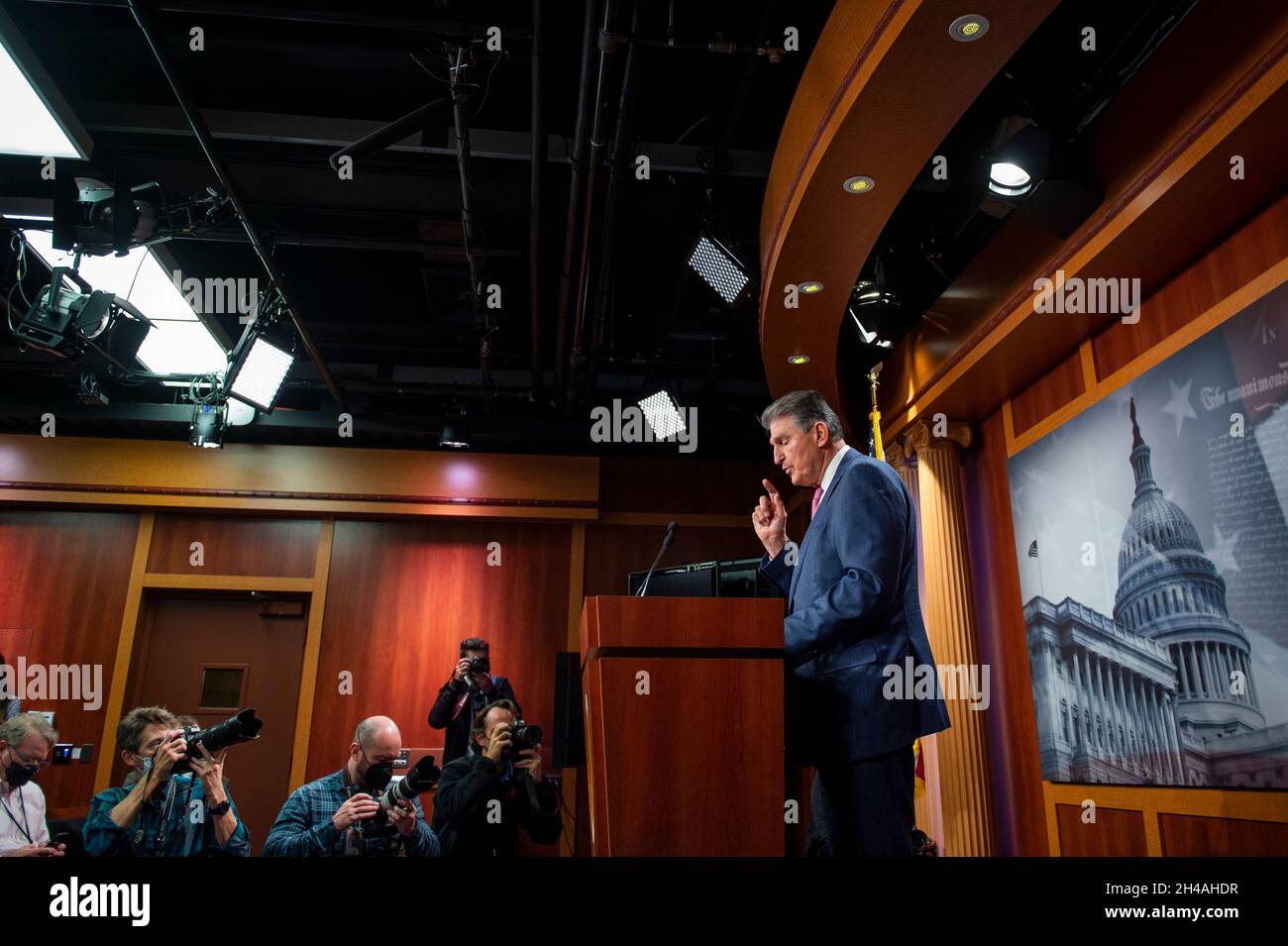 Le sénateur américain Joe Manchin III (démocrate de la Virginie-Occidentale) tient une brève conférence de presse au Capitole des États-Unis à Washington, DC, le lundi 1er novembre 2021.Crédit : Rod Lamkey/CNP/MediaPunch Banque D'Images