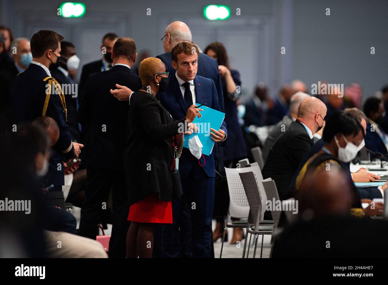 Le président français Emmanuel Macron lors d'une séance plénière dans le cadre du Sommet des dirigeants mondiaux de la Conférence COP26 des Nations Unies sur les changements climatiques à Glasgow le 1er novembre 2021.La COP26, qui se tiendra du 31 octobre au 12 novembre à Glasgow, sera la plus grande conférence sur le climat depuis le sommet de Paris en 2015. Elle est considérée comme essentielle pour fixer des objectifs d'émissions mondiales afin de ralentir le réchauffement climatique et de raffermir d'autres engagements clés.Photo de Raphael Lafargue/ABACAPRESS.COM Banque D'Images