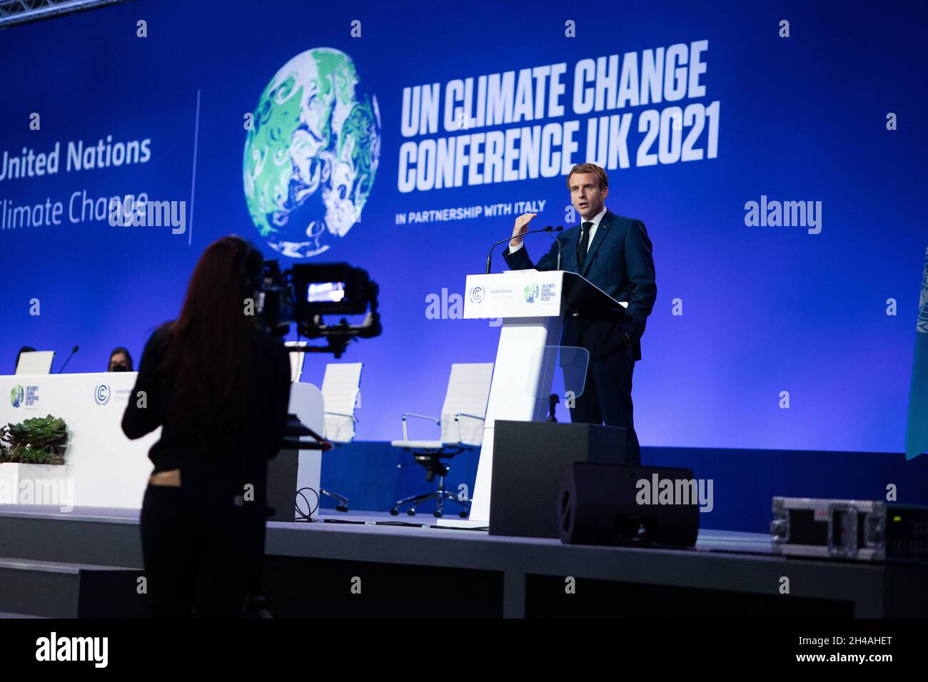 Le président français Emmanuel Macron prend la parole lors d'une séance plénière dans le cadre du Sommet des dirigeants mondiaux de la Conférence COP26 des Nations Unies sur les changements climatiques à Glasgow le 1er novembre 2021.La COP26, qui se tiendra du 31 octobre au 12 novembre à Glasgow, sera la plus grande conférence sur le climat depuis le sommet de Paris en 2015. Elle est considérée comme essentielle pour fixer des objectifs d'émissions mondiales afin de ralentir le réchauffement climatique et de raffermir d'autres engagements clés.Photo de Raphael Lafargue/ABACAPRESS.COM Banque D'Images