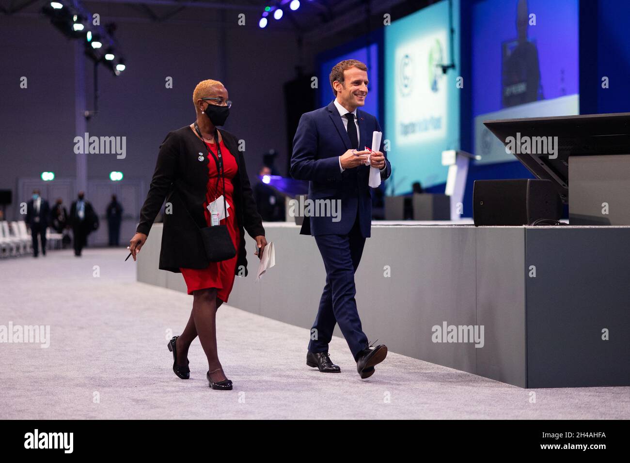 Le président français Emmanuel Macron prend la parole lors d'une séance plénière dans le cadre du Sommet des dirigeants mondiaux de la Conférence COP26 des Nations Unies sur les changements climatiques à Glasgow le 1er novembre 2021.La COP26, qui se tiendra du 31 octobre au 12 novembre à Glasgow, sera la plus grande conférence sur le climat depuis le sommet de Paris en 2015. Elle est considérée comme essentielle pour fixer des objectifs d'émissions mondiales afin de ralentir le réchauffement climatique et de raffermir d'autres engagements clés.Photo de Raphael Lafargue/ABACAPRESS.COM Banque D'Images