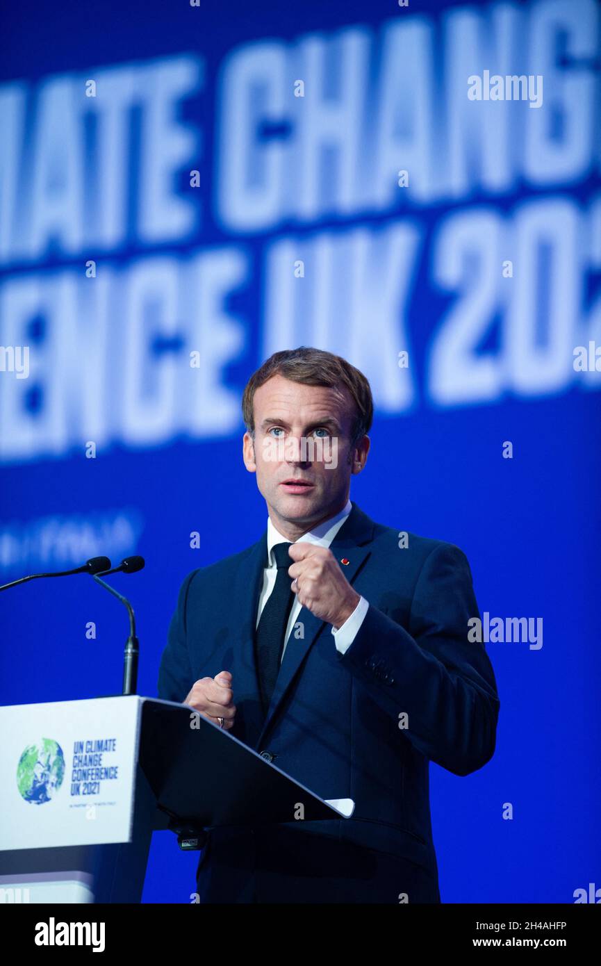 Le président français Emmanuel Macron prend la parole lors d'une séance plénière dans le cadre du Sommet des dirigeants mondiaux de la Conférence COP26 des Nations Unies sur les changements climatiques à Glasgow le 1er novembre 2021.La COP26, qui se tiendra du 31 octobre au 12 novembre à Glasgow, sera la plus grande conférence sur le climat depuis le sommet de Paris en 2015. Elle est considérée comme essentielle pour fixer des objectifs d'émissions mondiales afin de ralentir le réchauffement climatique et de raffermir d'autres engagements clés.Photo de Raphael Lafargue/ABACAPRESS.COM Banque D'Images