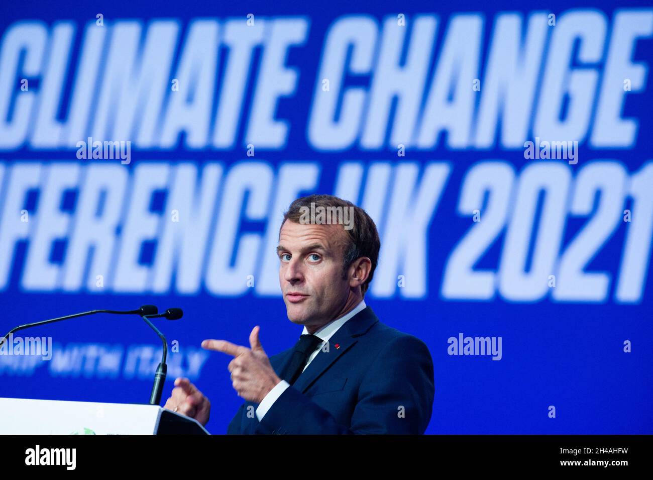 Le président français Emmanuel Macron prend la parole lors d'une séance plénière dans le cadre du Sommet des dirigeants mondiaux de la Conférence COP26 des Nations Unies sur les changements climatiques à Glasgow le 1er novembre 2021.La COP26, qui se tiendra du 31 octobre au 12 novembre à Glasgow, sera la plus grande conférence sur le climat depuis le sommet de Paris en 2015. Elle est considérée comme essentielle pour fixer des objectifs d'émissions mondiales afin de ralentir le réchauffement climatique et de raffermir d'autres engagements clés.Photo de Raphael Lafargue/ABACAPRESS.COM Banque D'Images