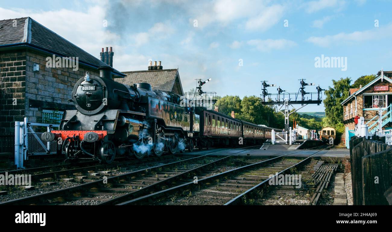 Gare de Grosmont avec train à vapeur quittant la gare et fumée de bourre, North York Moors Railway, Royaume-Uni Banque D'Images