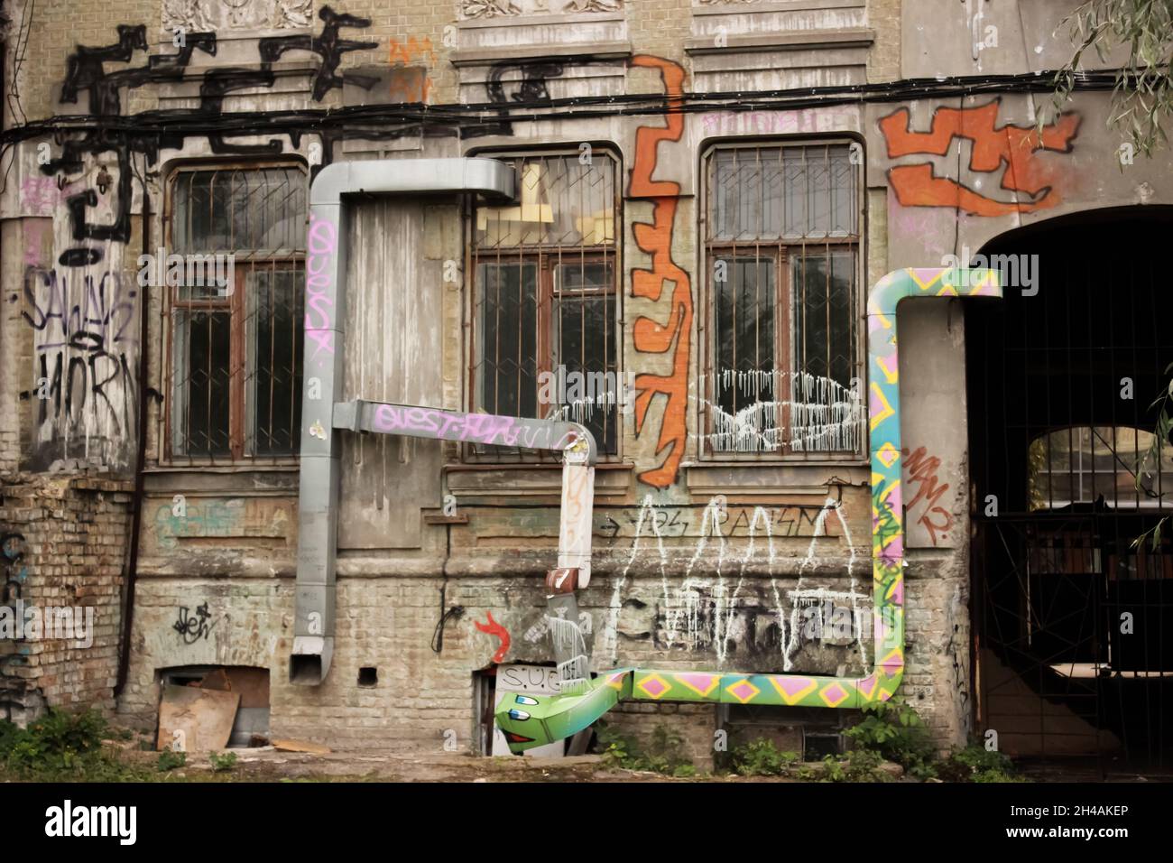 Des bâtiments abandonnés en ruines avec des murs de graffiti Banque D'Images