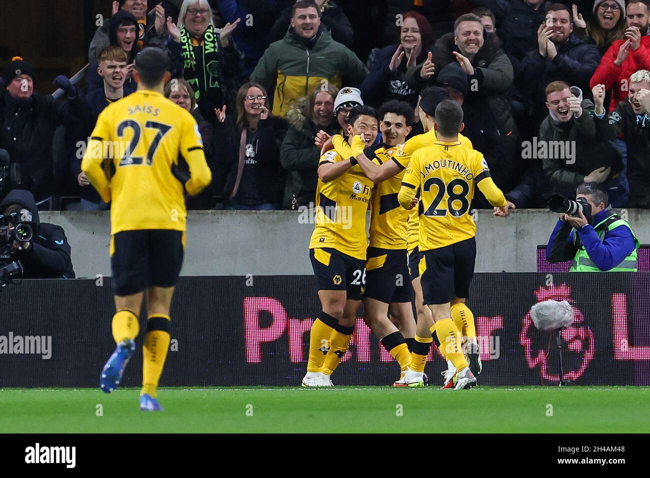 Hwang Hee-chan #26 de Wolverhampton Wanderers célèbre son but mais exclu par VAR pour le off-side Banque D'Images