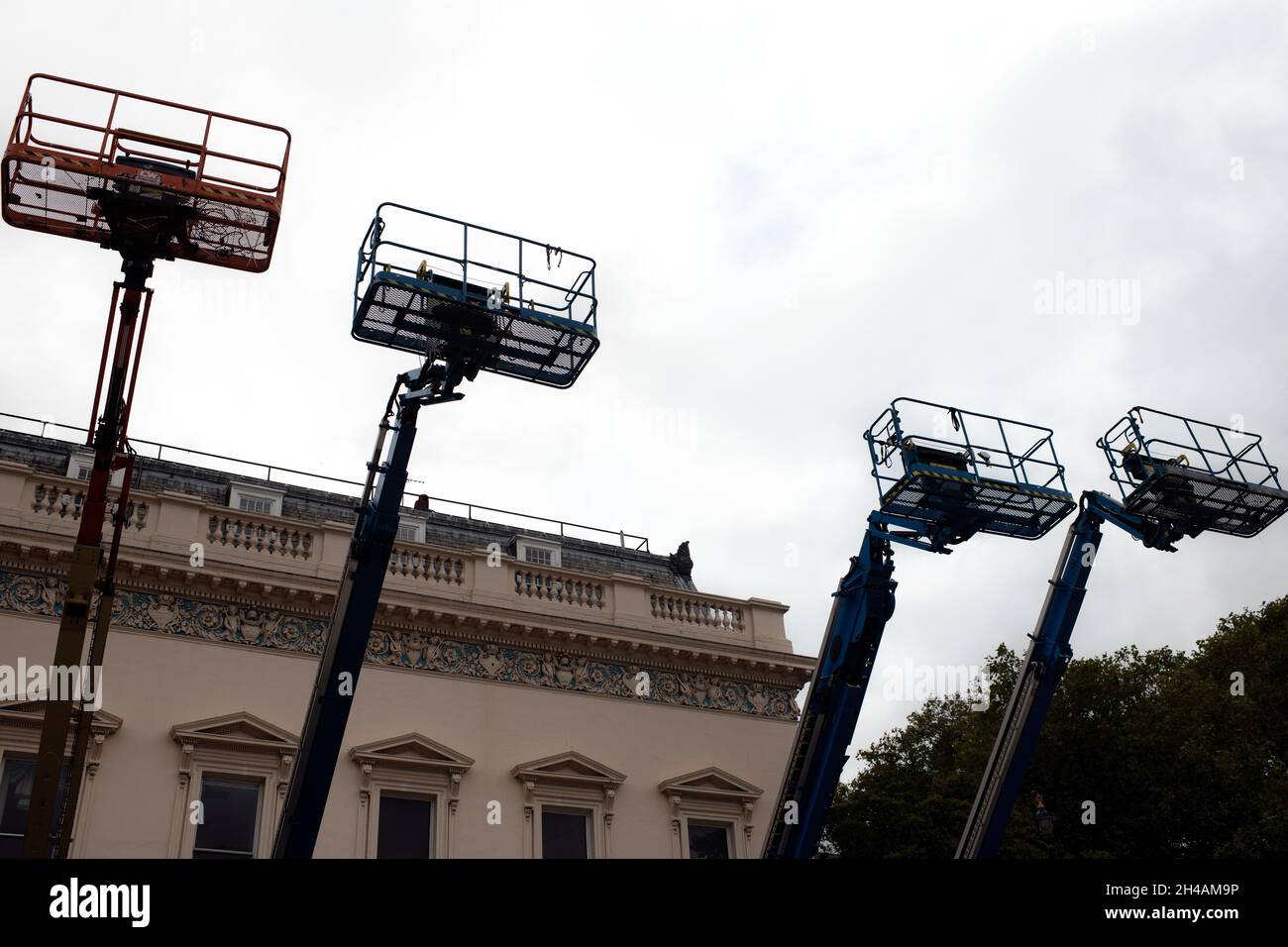 Quatre plates-formes surélevées prêtes pour une équipe de tournage, Pall Mall, Londres Banque D'Images