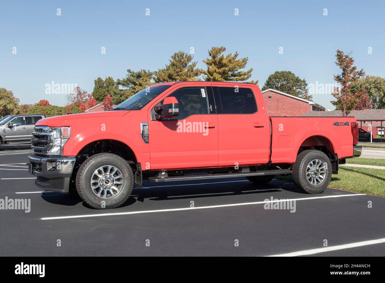 Kokomo - Circa octobre 2021 : exposition de Ford F-350 dans un concessionnaire.La Ford F350 est disponible en versions XL, XLT, Lariat, King Ranch et Platinum. Banque D'Images