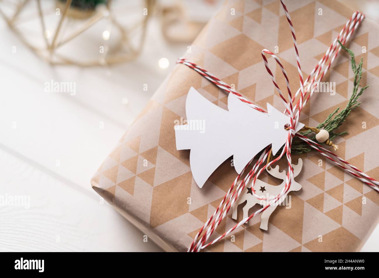 Joyeux Noël Et Joyeux Cadeau De La Nouvelle Année Avec Texte Tag 2022. Effet De Neige Brillant. Vacances D'hiver Sur Fond Blanc. Aucun Déchet Présent, Sans Plastique Photo Stock - Alamy