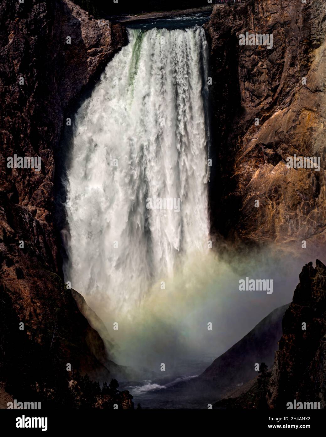 Gros plan sur les chutes inférieures au Grand Canyon du parc national de Yellowstone, Wyoming Banque D'Images