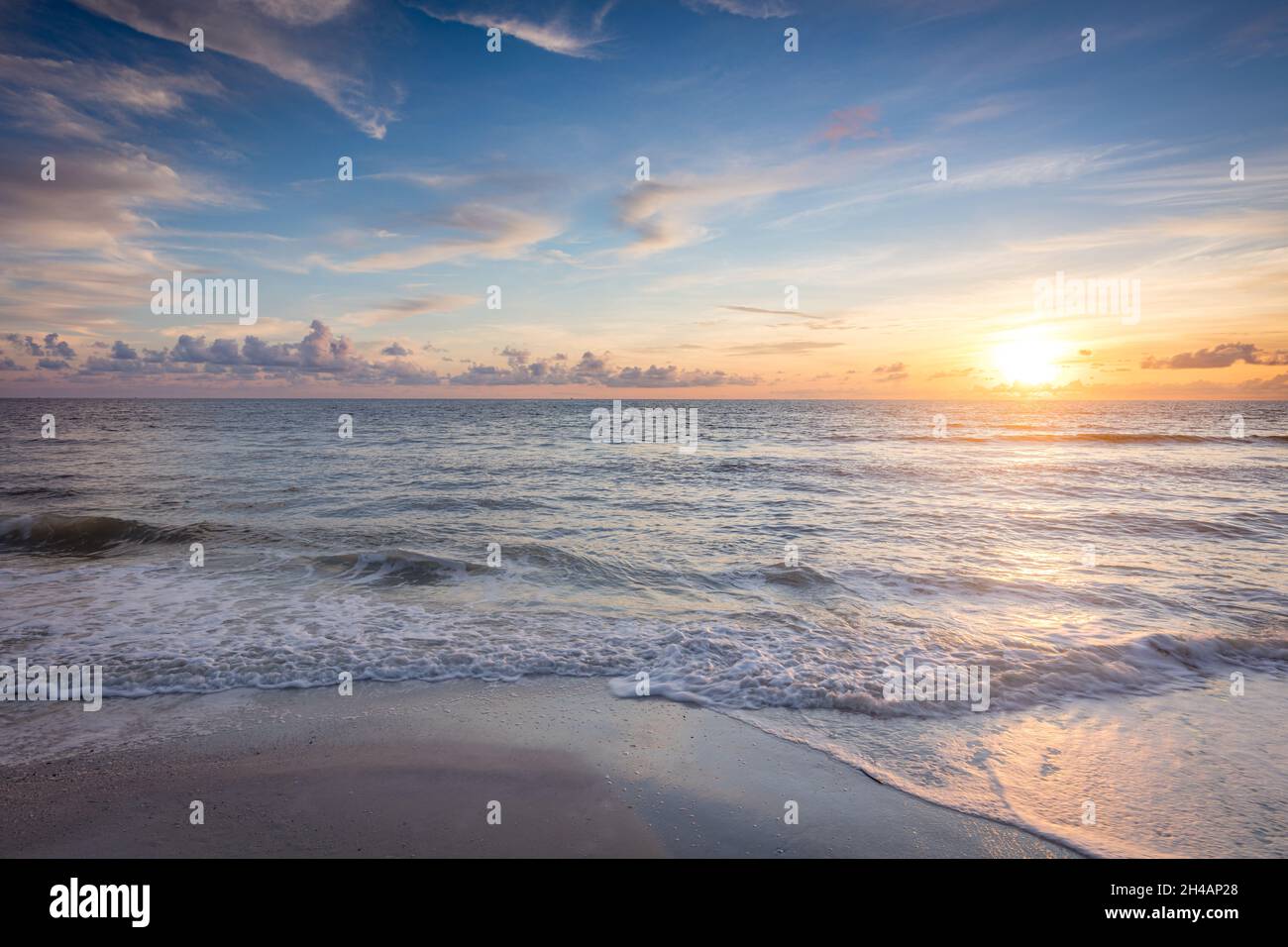 Lumière du soir sur le golfe du Mexique à Barefoot Beach, Naples, Floride, États-Unis Banque D'Images