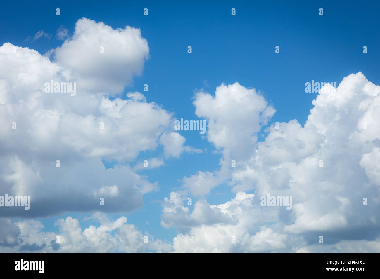 Puffy white clouds against a blue sky Banque D'Images