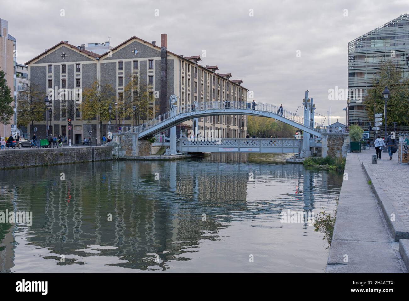 Paris, France - 10 23 2021 : réflexions sur le canal Ourcq du pont levant au lever du soleil Banque D'Images