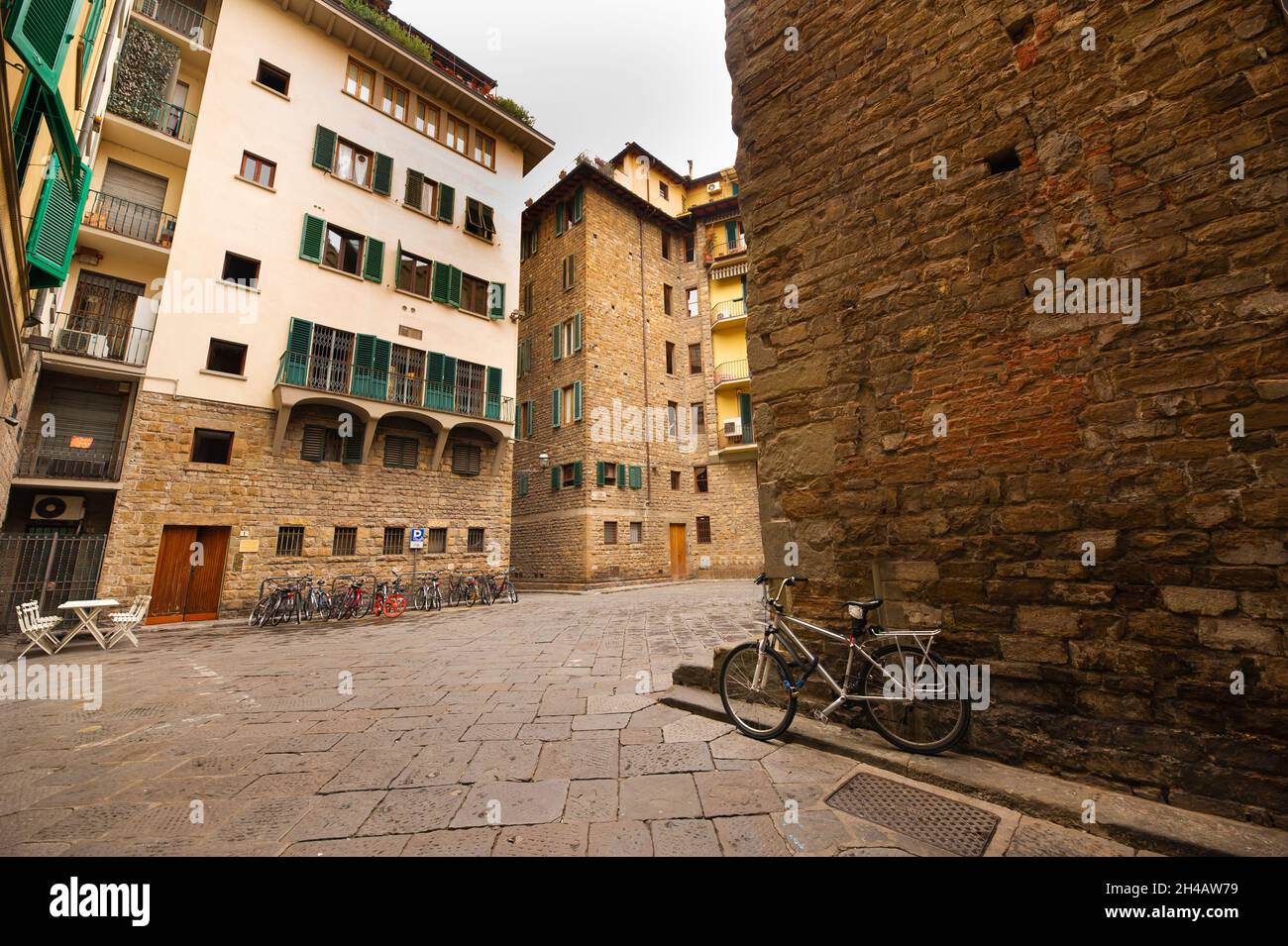 Une des cours du centre historique de Florence, Italie.Vue de dessous.Toscane. Banque D'Images
