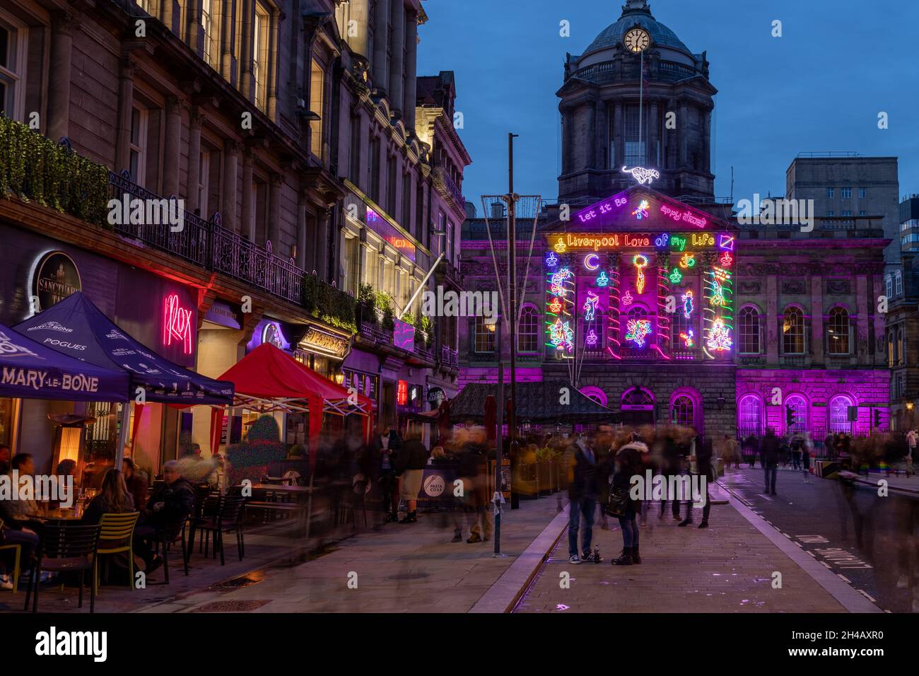 Hôtel de ville de Liverpool avec lumières au néon la nuit Banque D'Images