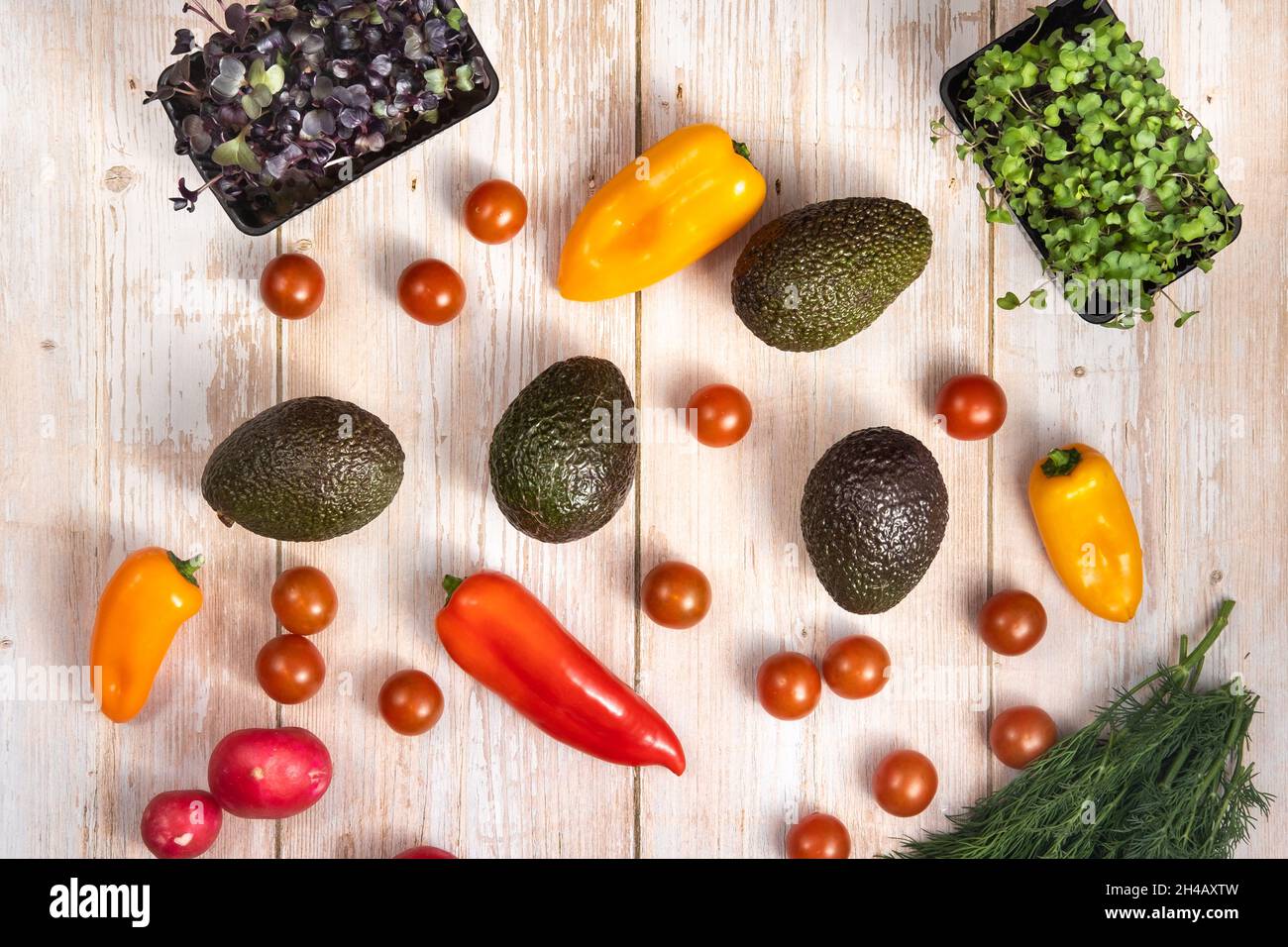 Assortiment de légumes sur une table en bois. Banque D'Images