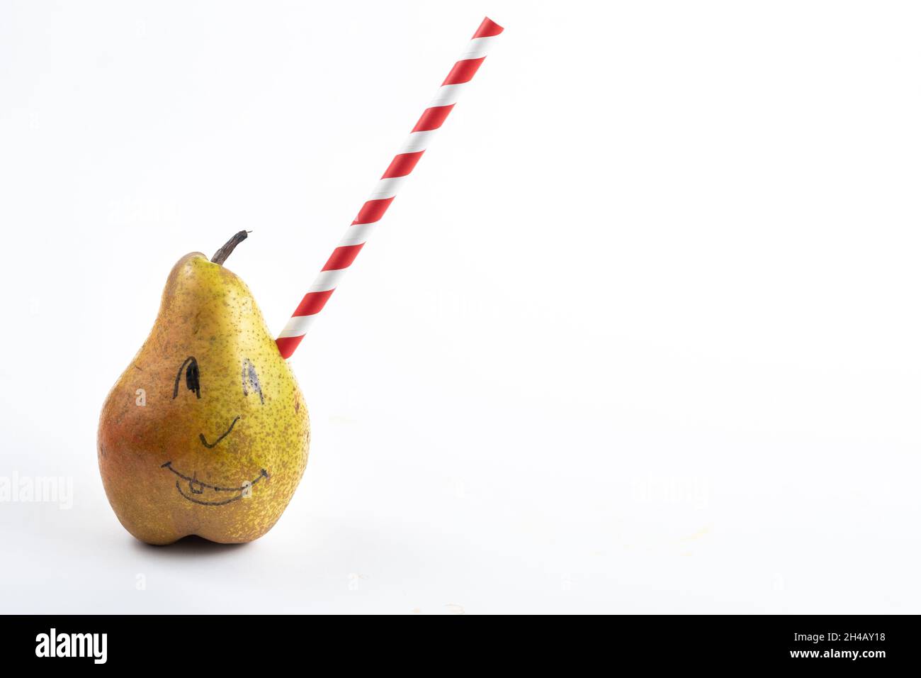 Une grande poire avec un tube à boire qui colle sur un fond blanc. Banque D'Images