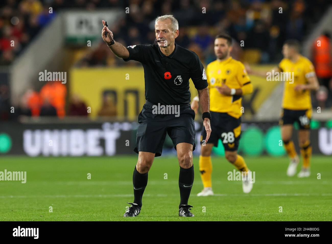 L'arbitre Martin Atkinson donne un coup de pied gratuit à Wolverhampton Wanderers in, le 11/1/2021.(Photo de Mark Cosgrove/News Images/Sipa USA) crédit: SIPA USA/Alay Live News Banque D'Images