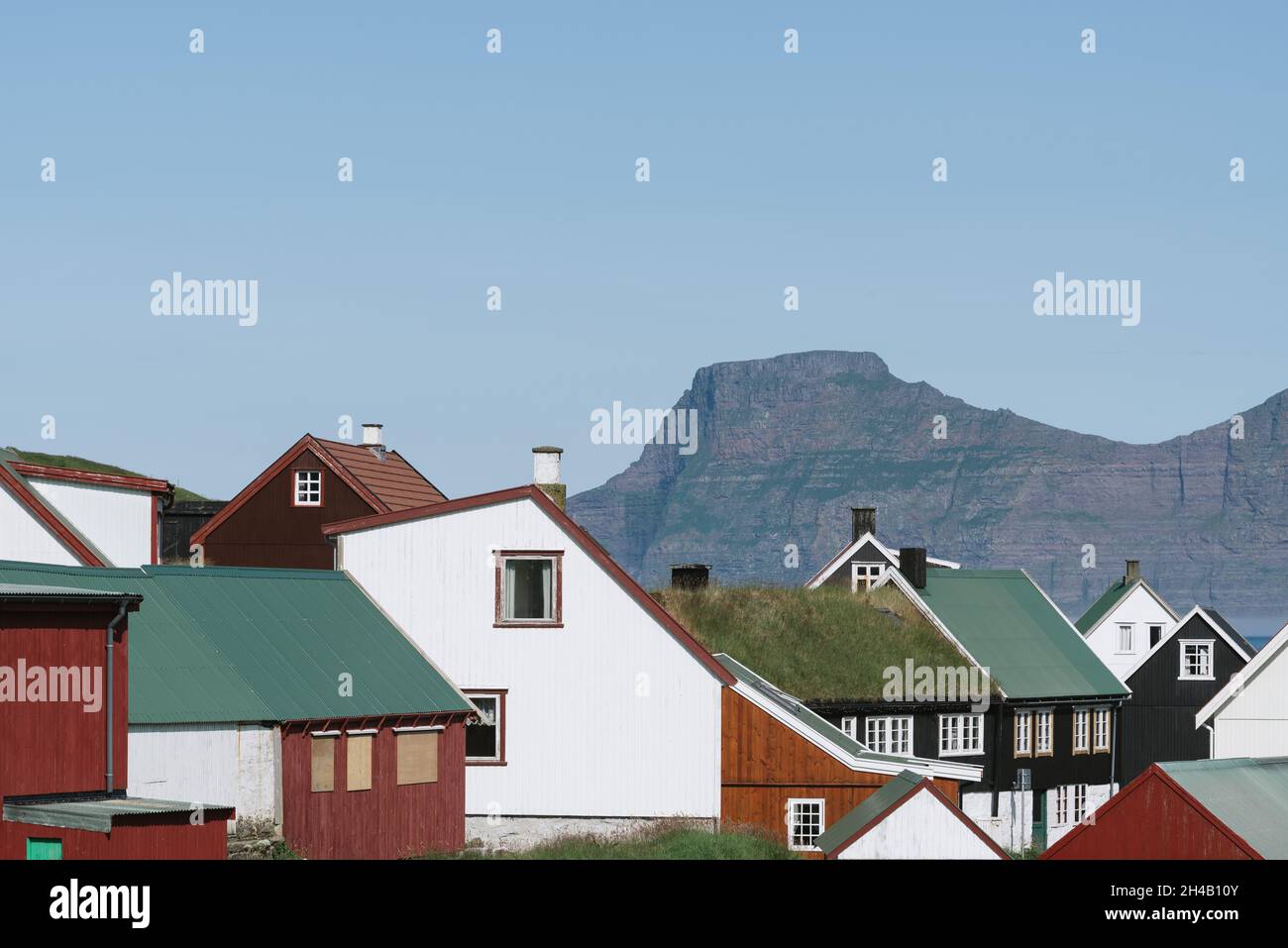 Village de Gjogv sur l'île d'Eysturoy, îles Féroé. Maisons de couleur scandinave Banque D'Images