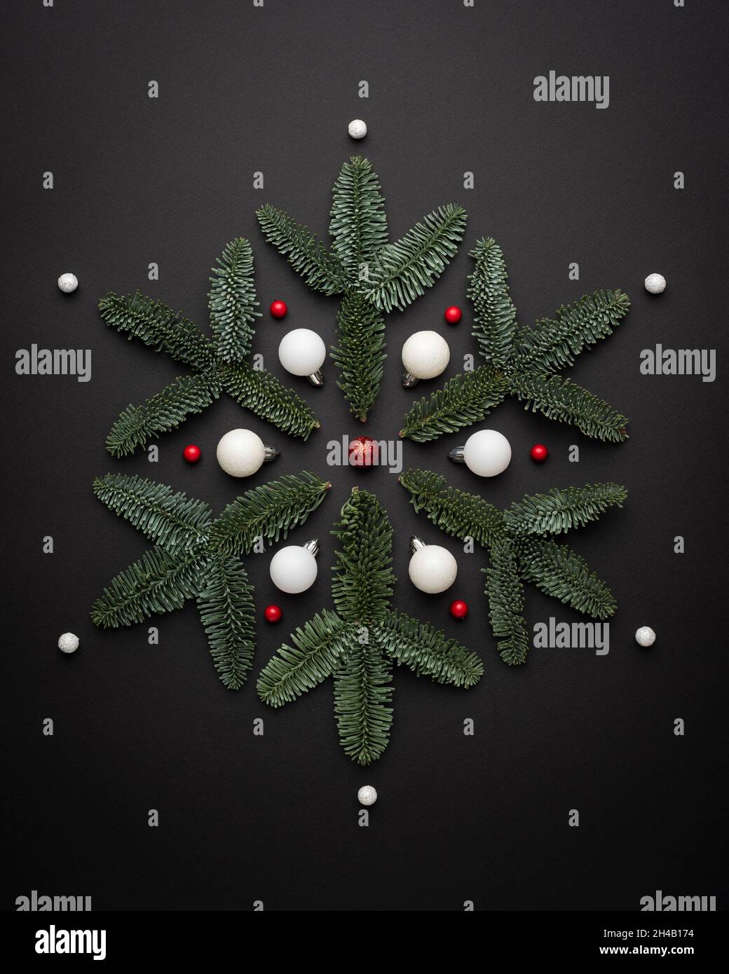 Carte de Noël conceptuelle avec flocon de neige décoratif sur fond noir Banque D'Images
