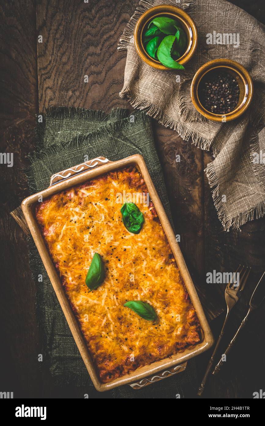 Pâtes et fromage avec sauce tomate et basilic sur fond de bois, vue du dessus Banque D'Images