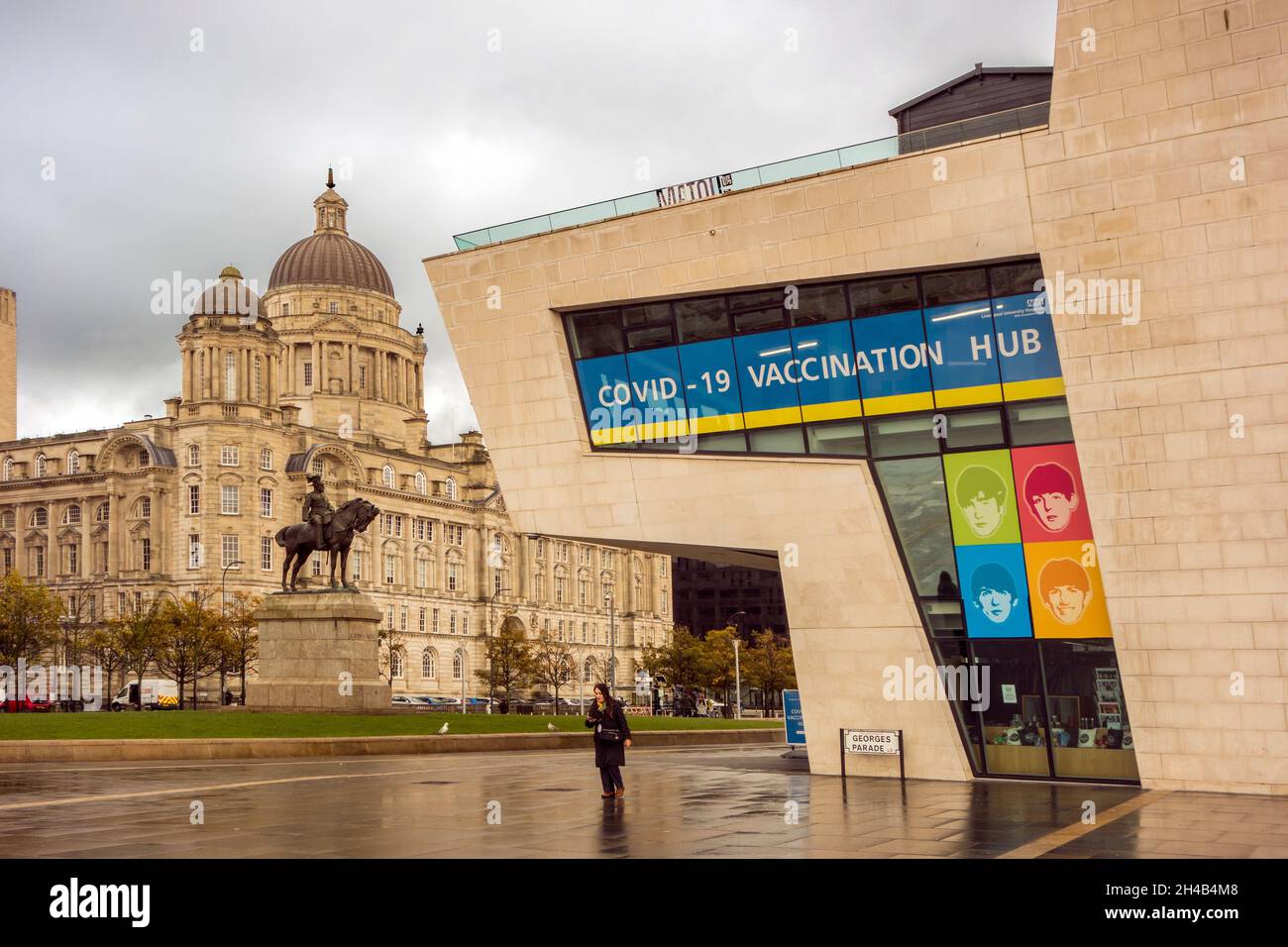 Covid 19 Promenade dans le centre de vaccination au terminal de ferry de l'île de Man sur le front de mer de Liverpool avec le port de Liverpool bâtiments derrière Banque D'Images