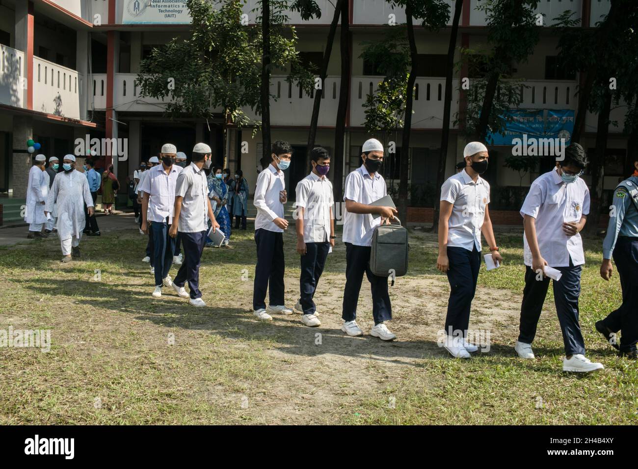 Dhaka, Bangladesh.1er novembre 2021.Les étudiants en file d'attente attendent d'être vaccinés avec des doses du vaccin Pfizer-BioNTech COVID-19 à l'école et au collège Ideal à Dhaka.Le Bangladesh a commencé à administrer des vaccins contre le coronavirus aux élèves de 12-17 ans.(Photo de Sazzad Hossain/SOPA Images/Sipa USA) crédit: SIPA USA/Alay Live News Banque D'Images