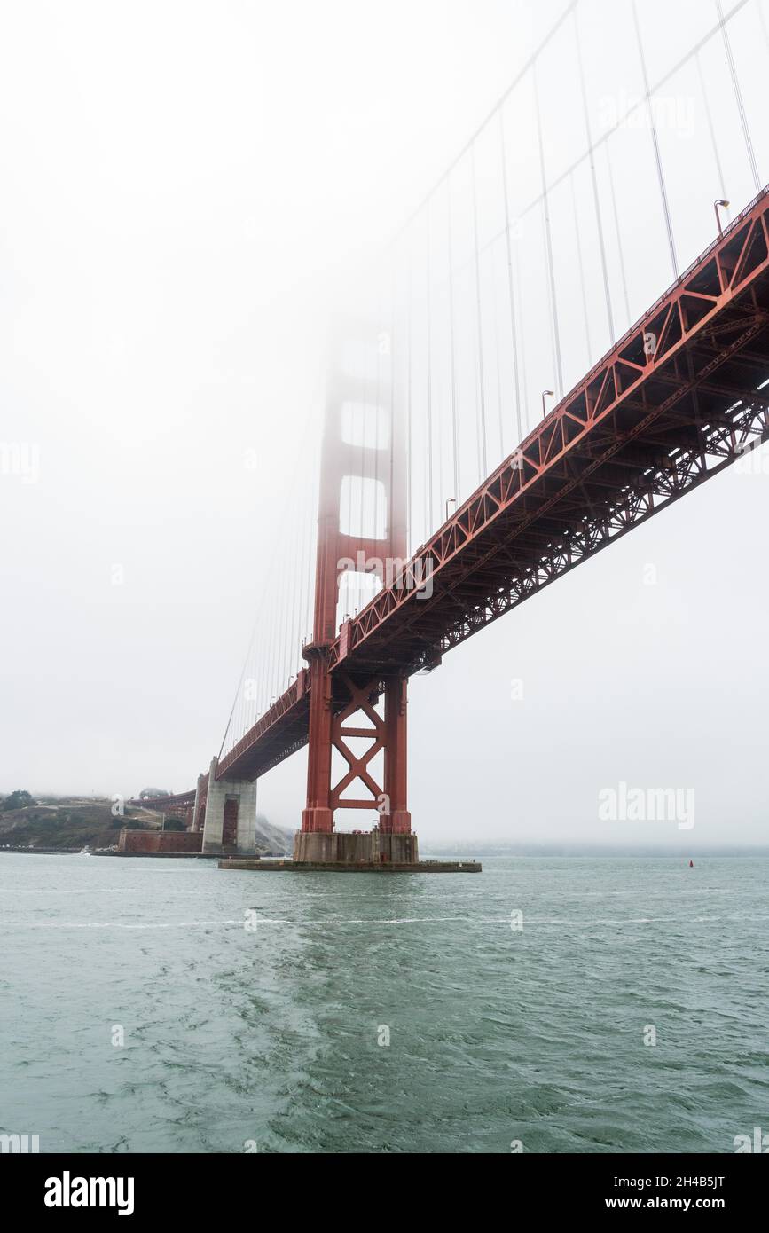 Célèbre pont du Golden Gate à San Francisco par une journée farade, USA Banque D'Images