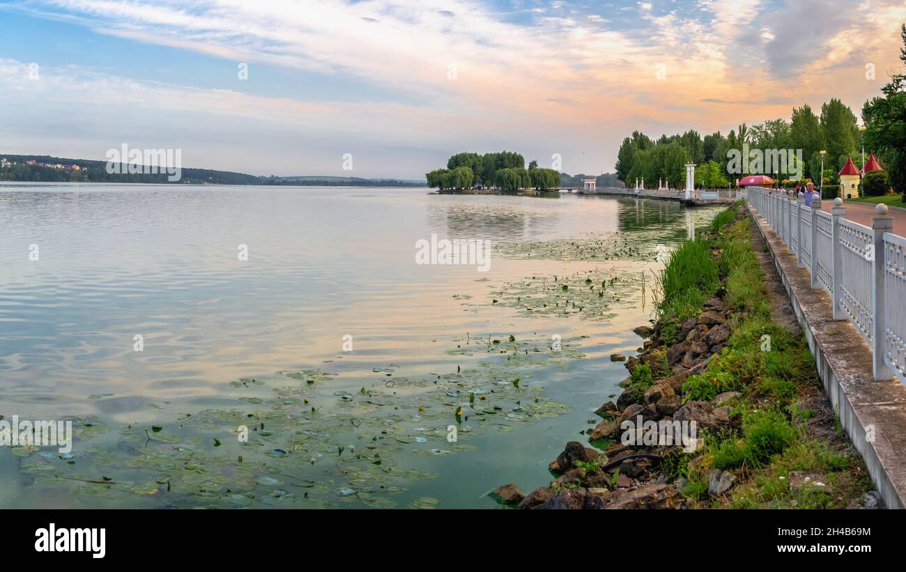 Ternopil, Ukraine 06.07.2021.Le remblai de l'étang de Ternopil en Ukraine un matin d'été Banque D'Images